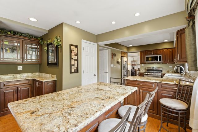 6900 Olde Gatehouse Road, Tinley Park, IL 60477