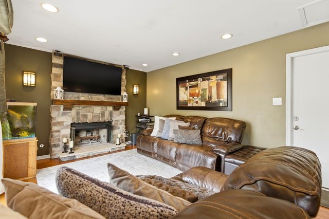 6900 Olde Gatehouse Road, Tinley Park, IL 60477