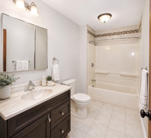 278 Greenwood St 2, Worcester, MA 01607