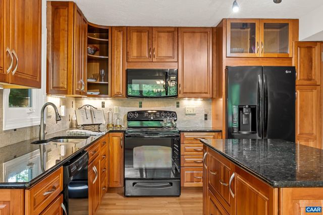 4 LAKEVIEW CIR, Palmyra, VA 22963