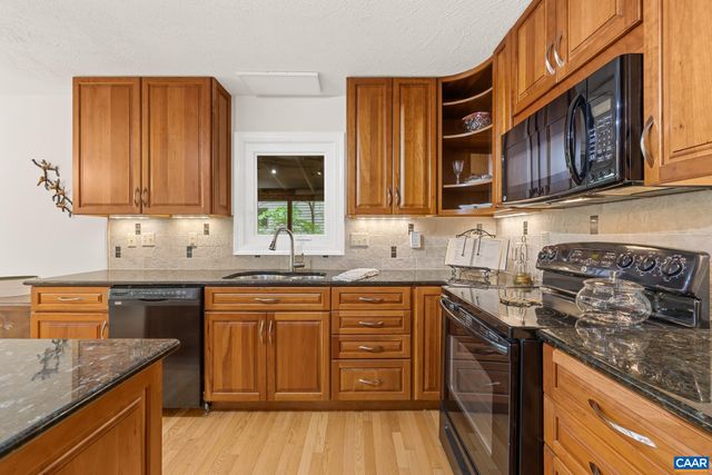 4 LAKEVIEW CIR, Palmyra, VA 22963
