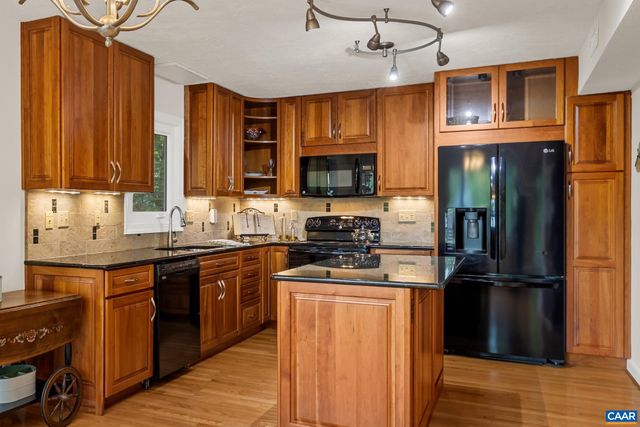 4 LAKEVIEW CIR, Palmyra, VA 22963