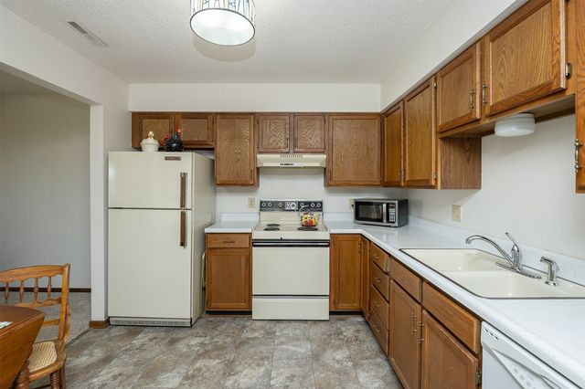 4857 Woodland Avenue 8, West Des Moines, IA 50266
