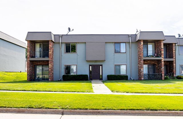 4857 Woodland Avenue 8, West Des Moines, IA 50266