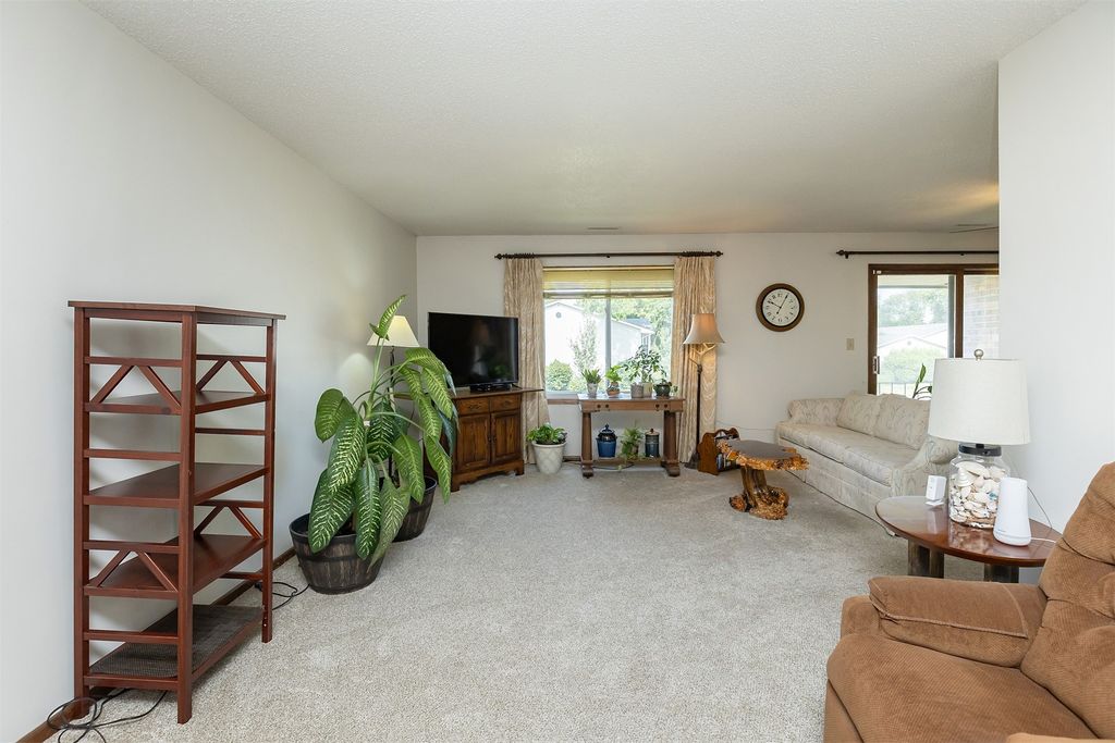 4857 Woodland Avenue 8, West Des Moines, IA 50266