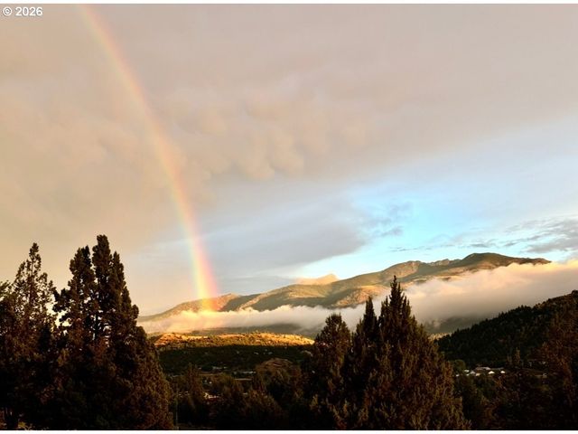 120 VALLEY VIEW Dr, John Day, OR 97845