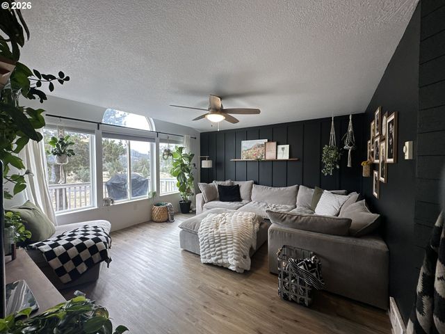 120 VALLEY VIEW Dr, John Day, OR 97845