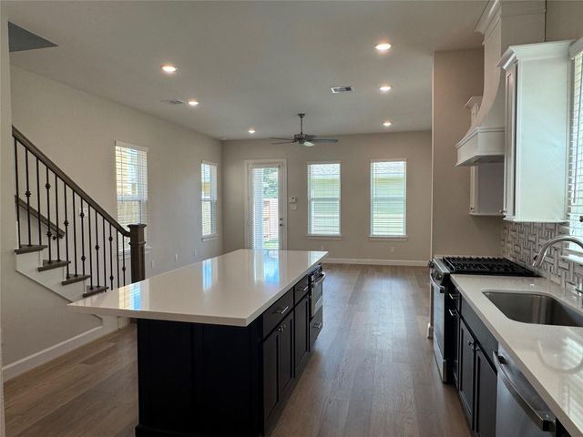 2521 S Houston Avenue, Pearland, TX 77581