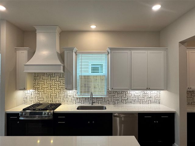 2521 S Houston Avenue, Pearland, TX 77581