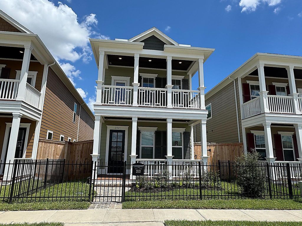 2521 S Houston Avenue, Pearland, TX 77581