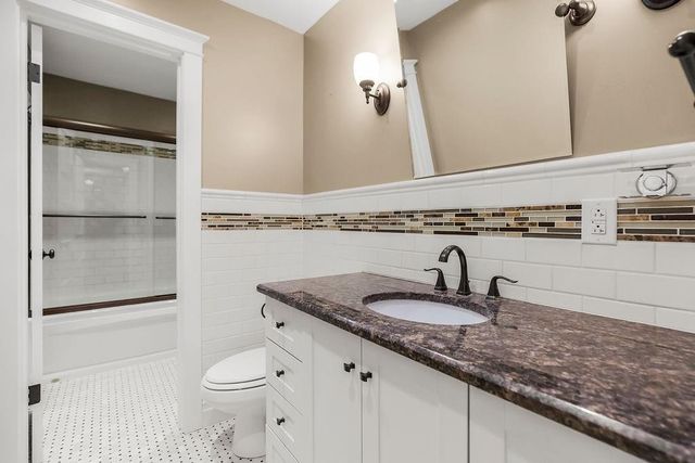 939 NW South Shore Drive, Lake Waukomis, MO 64151