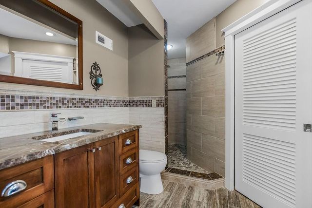 939 NW South Shore Drive, Lake Waukomis, MO 64151