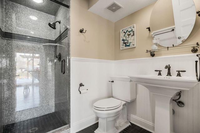 939 NW South Shore Drive, Lake Waukomis, MO 64151