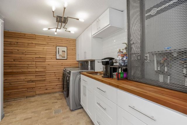 939 NW South Shore Drive, Lake Waukomis, MO 64151