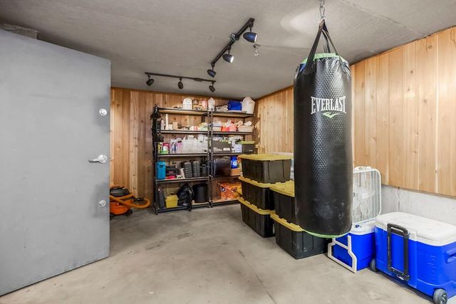 939 NW South Shore Drive, Lake Waukomis, MO 64151