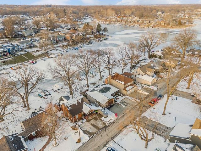 939 NW South Shore Drive, Lake Waukomis, MO 64151