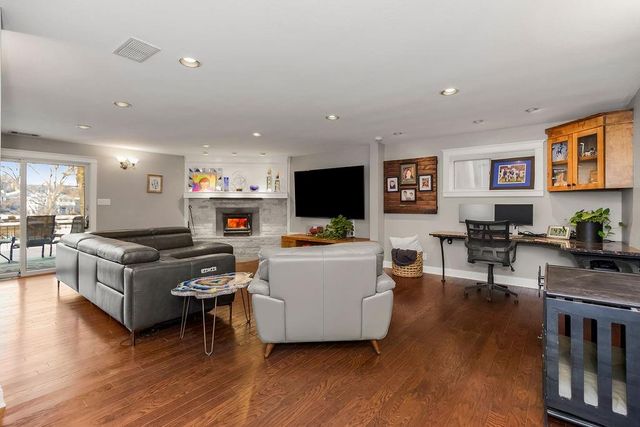 939 NW South Shore Drive, Lake Waukomis, MO 64151