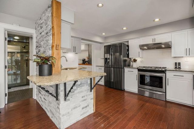 939 NW South Shore Drive, Lake Waukomis, MO 64151