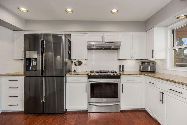 939 NW South Shore Drive, Lake Waukomis, MO 64151