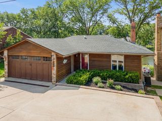 939 NW South Shore Drive, Lake Waukomis, MO 64151