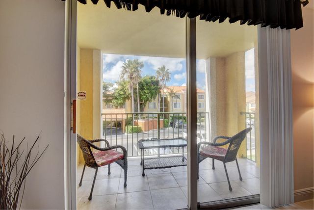 135 Yacht Club Way 207, Hypoluxo, FL 33462