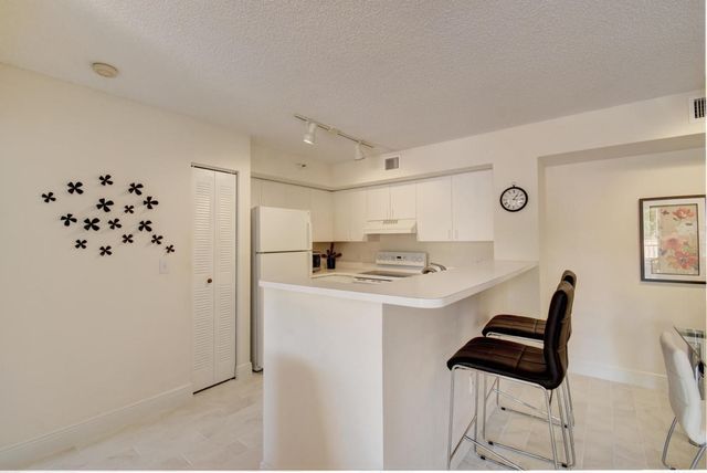 135 Yacht Club Way 207, Hypoluxo, FL 33462