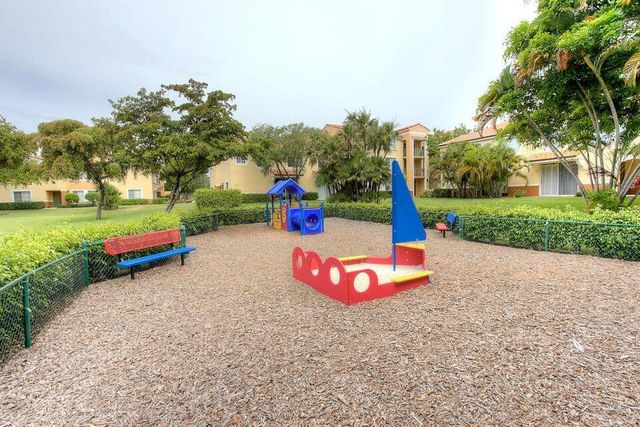 135 Yacht Club Way 207, Hypoluxo, FL 33462