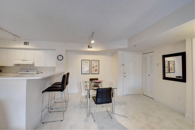 135 Yacht Club Way 207, Hypoluxo, FL 33462