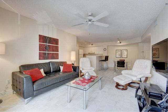 135 Yacht Club Way 207, Hypoluxo, FL 33462
