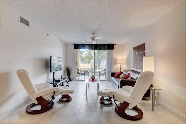 135 Yacht Club Way 207, Hypoluxo, FL 33462