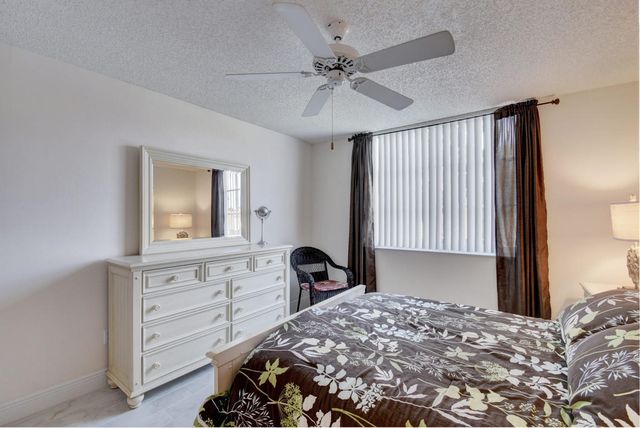 135 Yacht Club Way 207, Hypoluxo, FL 33462