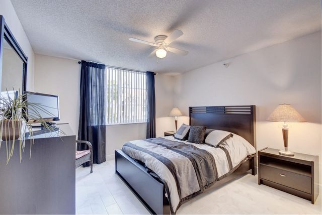 135 Yacht Club Way 207, Hypoluxo, FL 33462