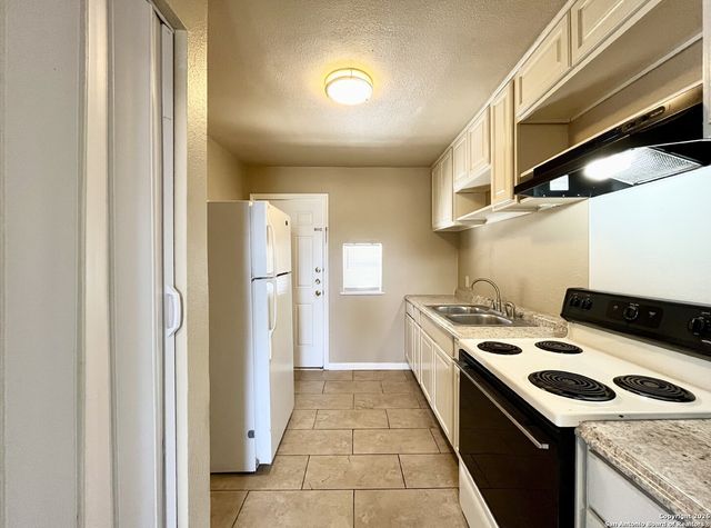 245 DEERWOOD DR, San Antonio, TX 78209