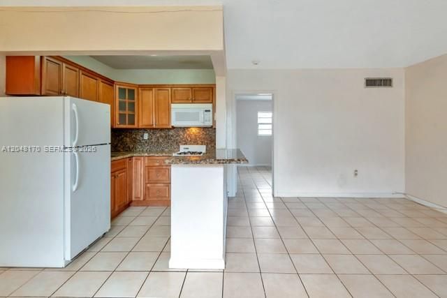 1280 W 54th St 313B, Hialeah, FL 33012