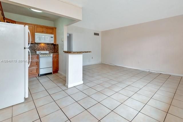 1280 W 54th St 313B, Hialeah, FL 33012