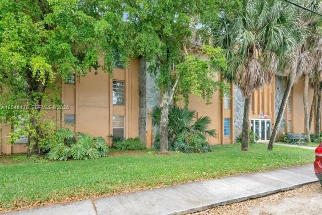 1280 W 54th St 313B, Hialeah, FL 33012