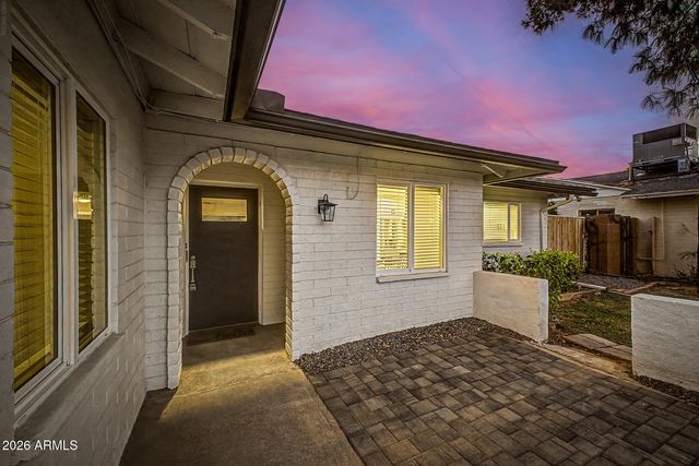 1813 W EARLL Drive, Phoenix, AZ 85015