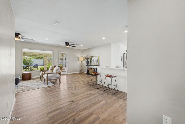 1813 W EARLL Drive, Phoenix, AZ 85015