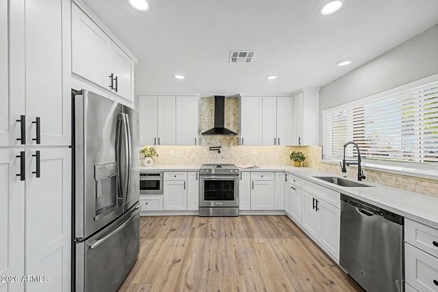 1813 W EARLL Drive, Phoenix, AZ 85015