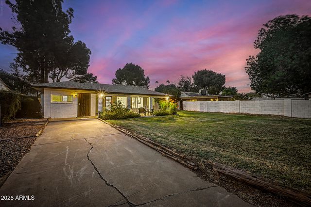 1813 W EARLL Drive, Phoenix, AZ 85015