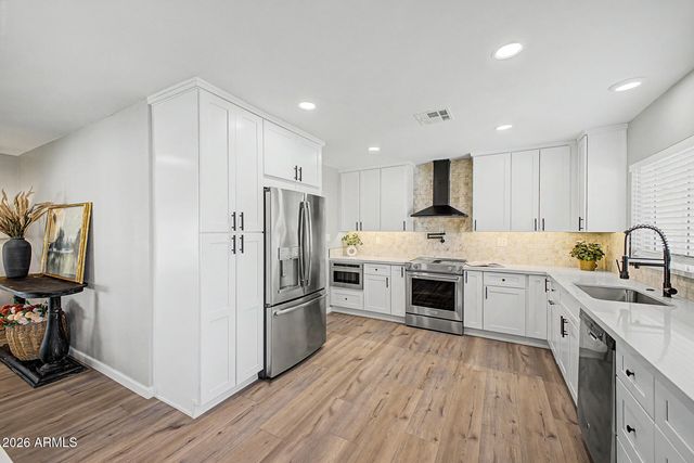1813 W EARLL Drive, Phoenix, AZ 85015