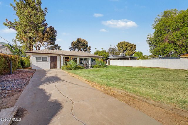 1813 W EARLL Drive, Phoenix, AZ 85015