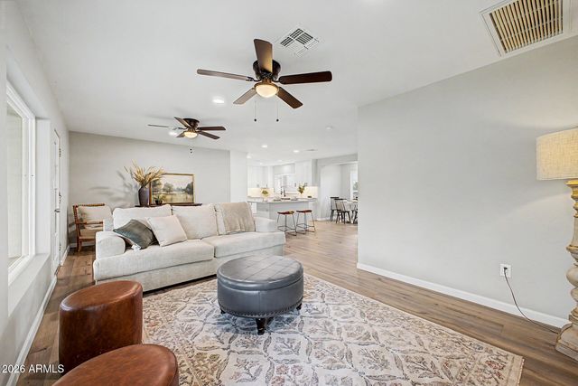 1813 W EARLL Drive, Phoenix, AZ 85015