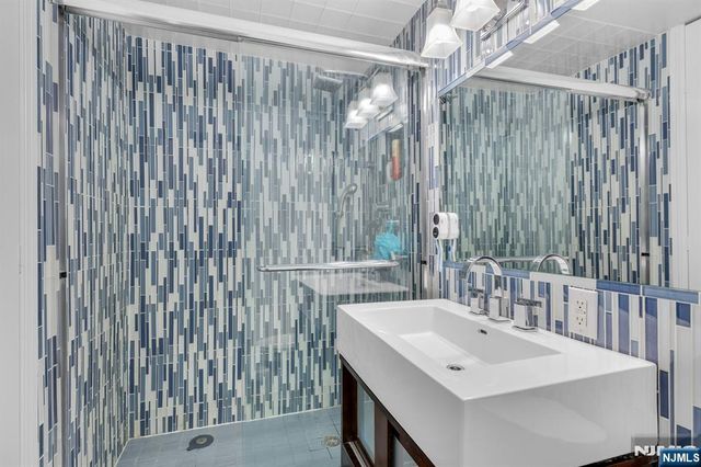 555 North Avenue 23S, Fort Lee, NJ 07024