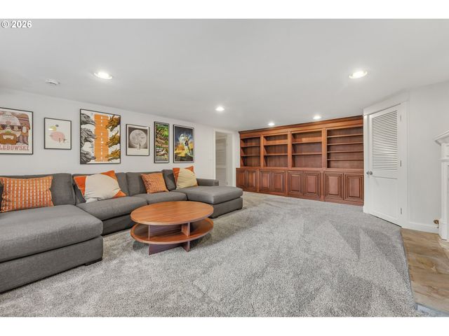 2400 Sw RICHARDSON St, Portland, OR 97239