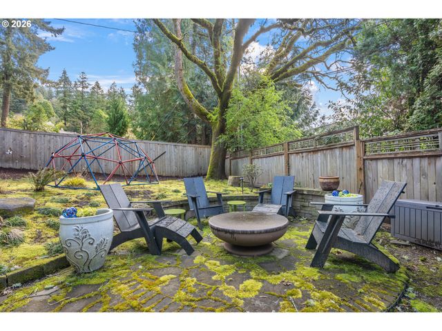 2400 Sw RICHARDSON St, Portland, OR 97239