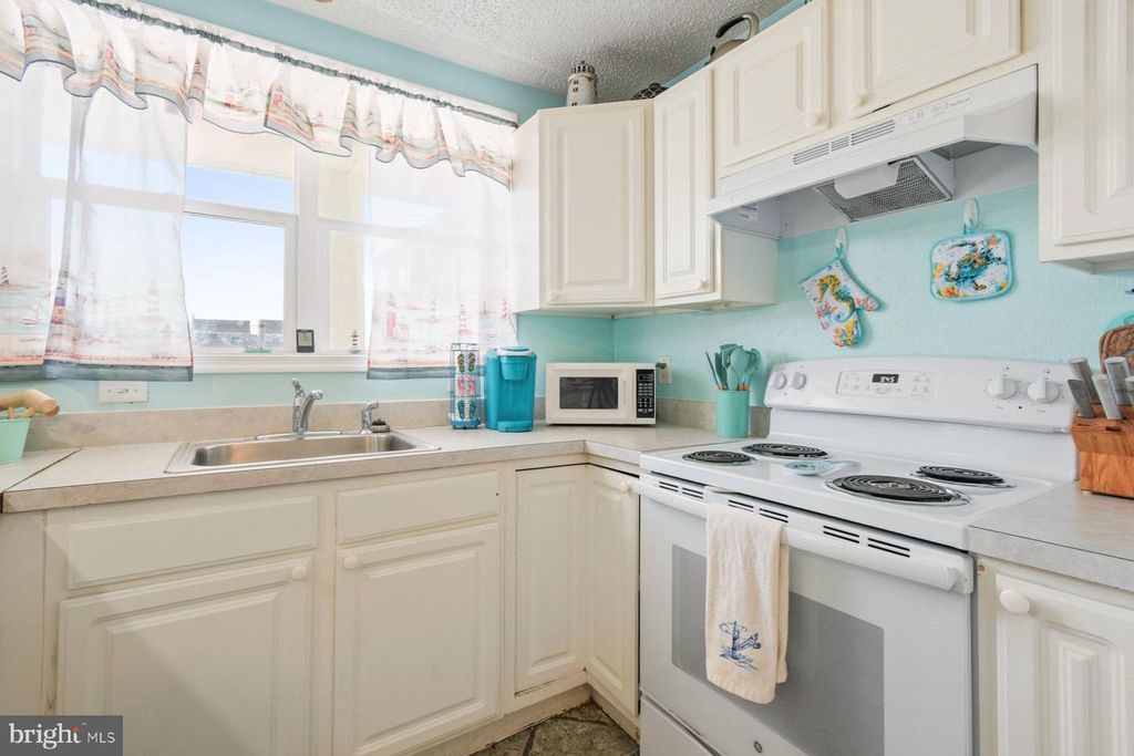 Image 8 of property listing at 207 8TH ST #103C, Ocean City, MD 21842