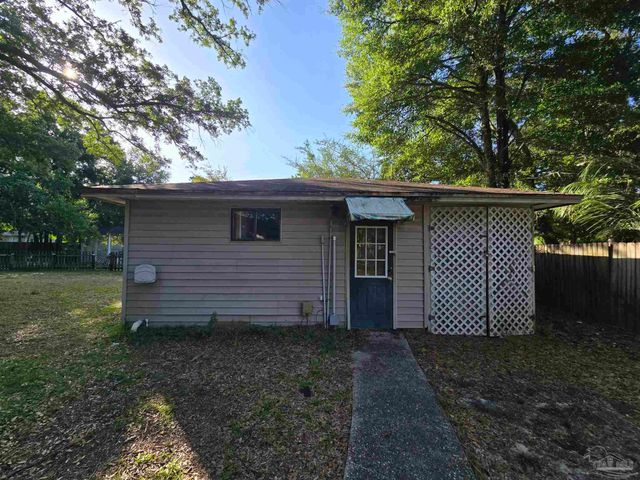 7053 Gandy Dr, Navarre, FL 32566