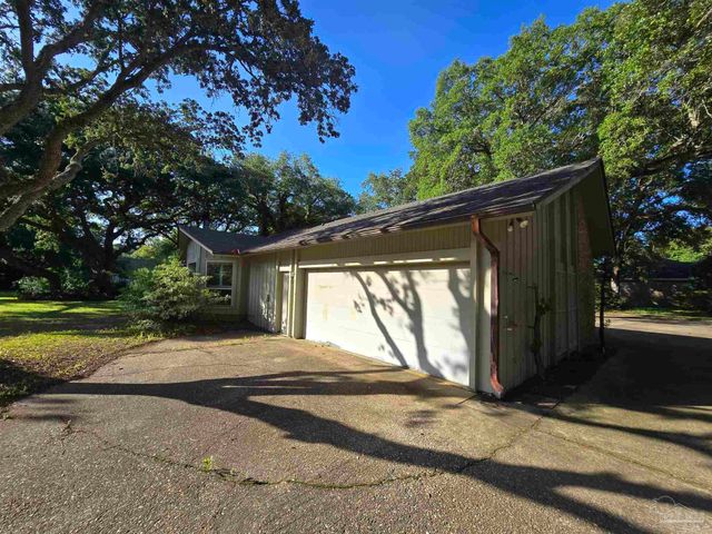7053 Gandy Dr, Navarre, FL 32566