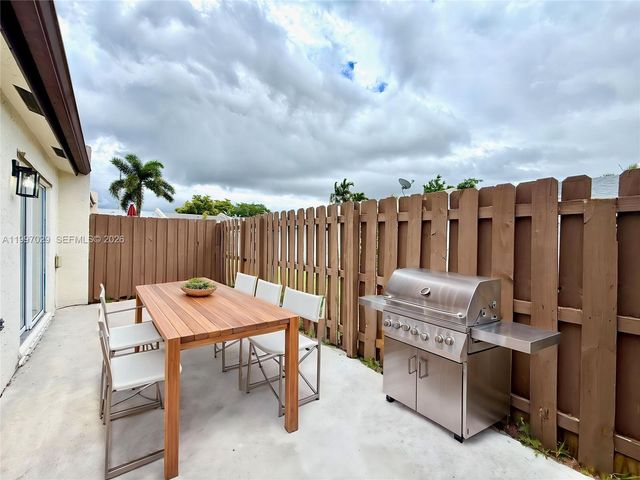 9254 NW 18th St, Pembroke Pines, FL 33024